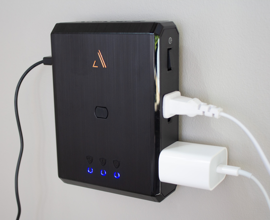 Austere III Series Power 4-Outlet With Omniport USB - Black - Austere III Series Power 4-Outlet With Omniport USB - Detailshot 4