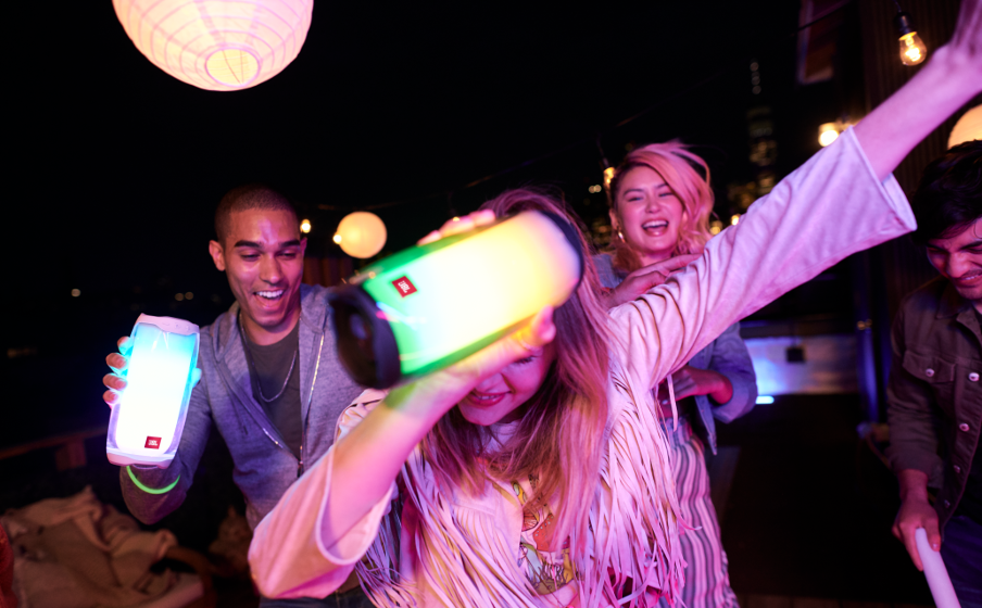 JBL Pulse 4 JBL Pulse 4 Rooftop Dancing 19 904x560px - JBL Pulse 4